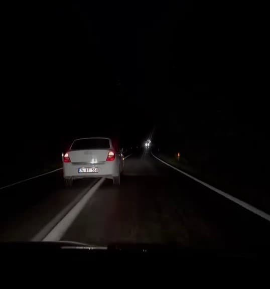 Yol vermemek için sürekli şerit değiştiren otomobil kamerada
