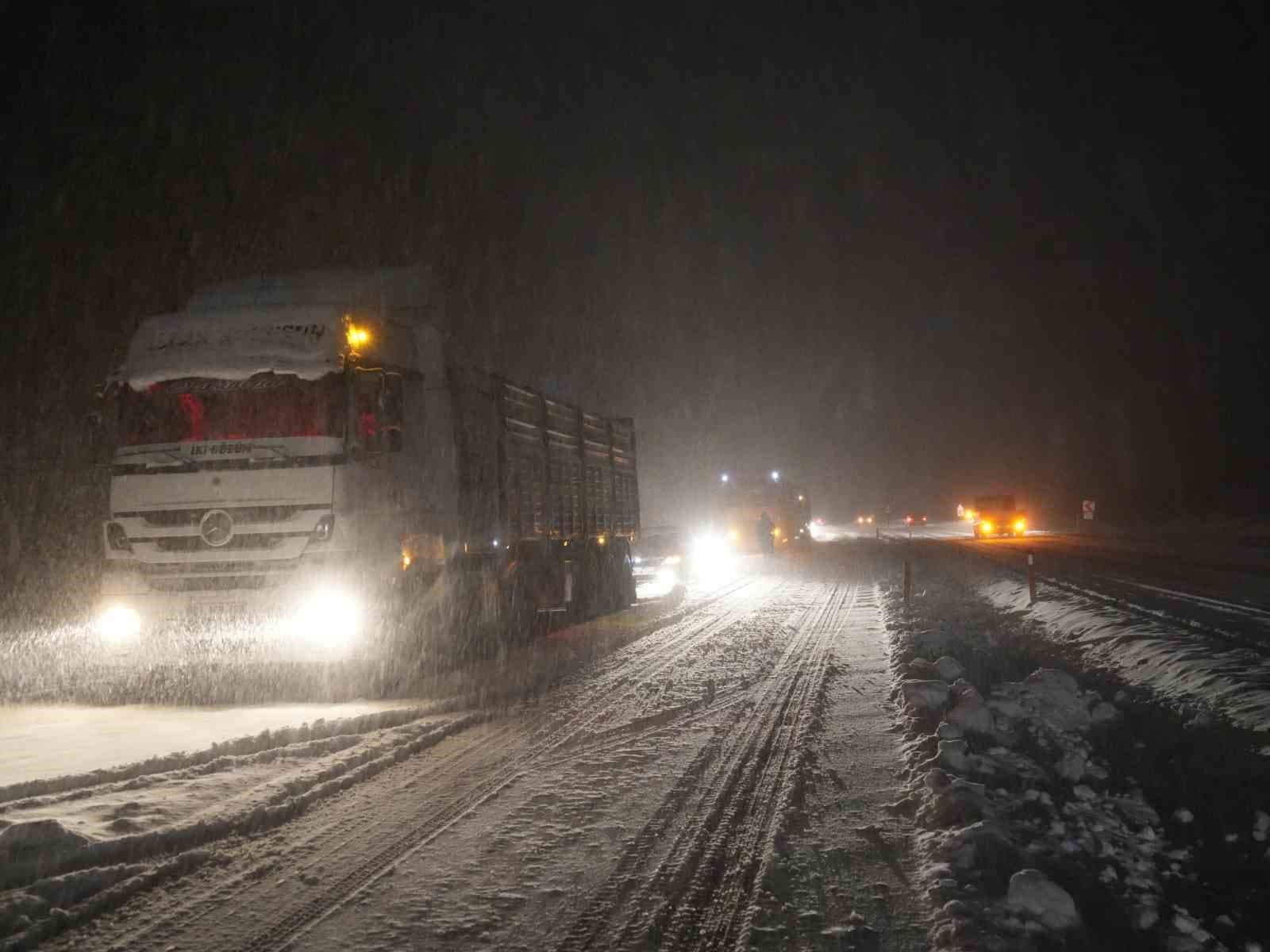 Kar yağışı Ilgaz Dağı’nda trafiği kilitledi, araçlar yolda mahsur kaldı