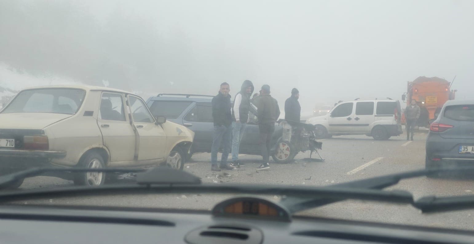 Kastamonu’da sis ve buzlanma sebebiyle zincirleme kaza meydana geldi: 4 yaralı