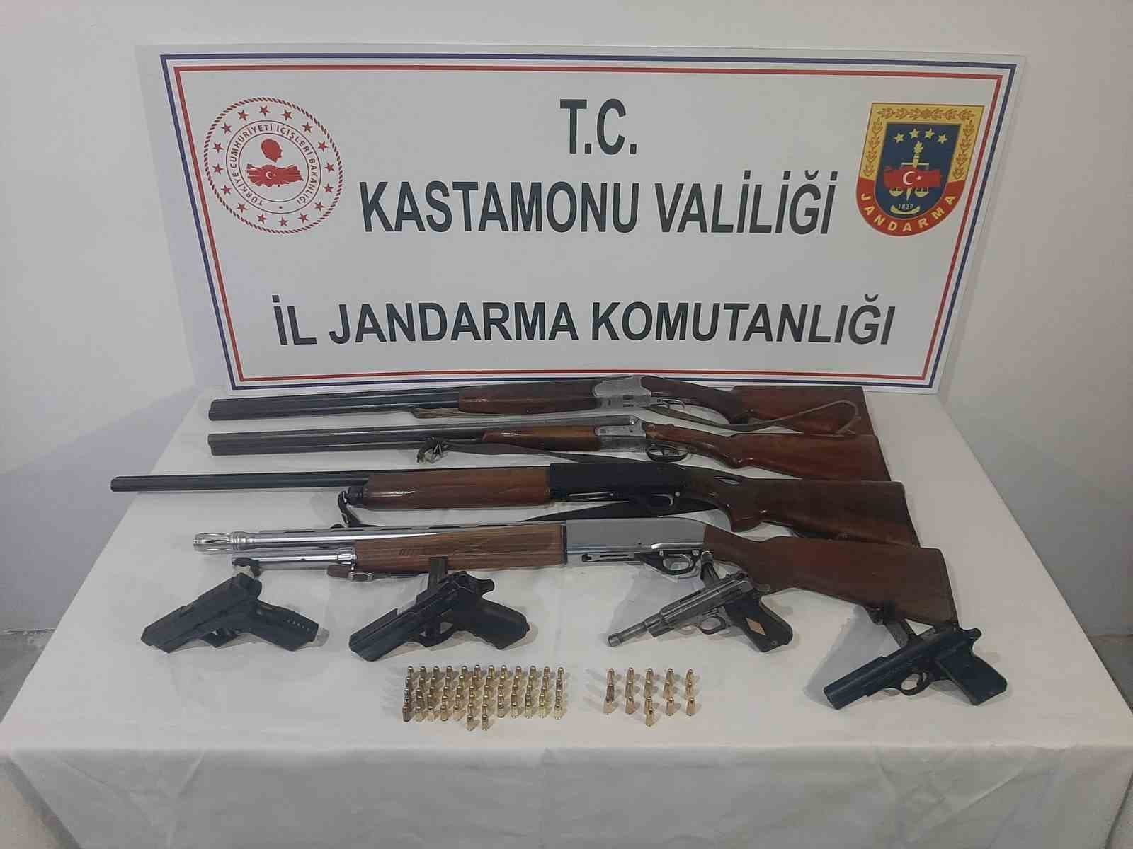 Kastamonu’da yasadışı yollarla temin edilen çok sayıda silah ele geçirildi