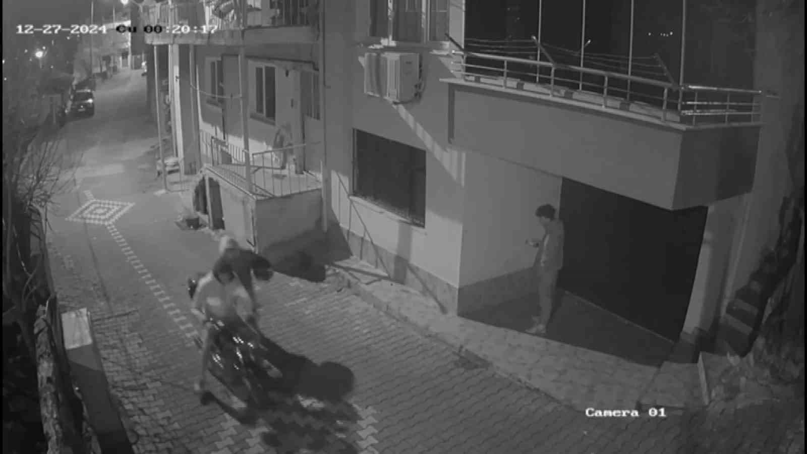 Motosikleti kaçırırken kameraya yakalandılar