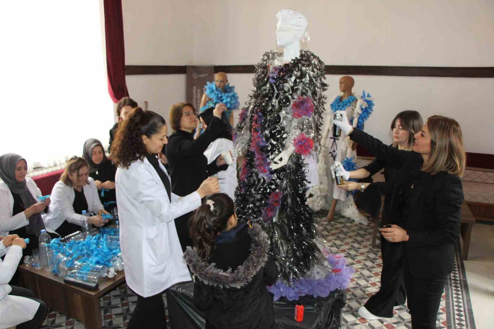Atık plastik şişe ve galoşlardan kostüm tasarlayıp çevre sorunlarıyla savaşlara dikkat çektiler