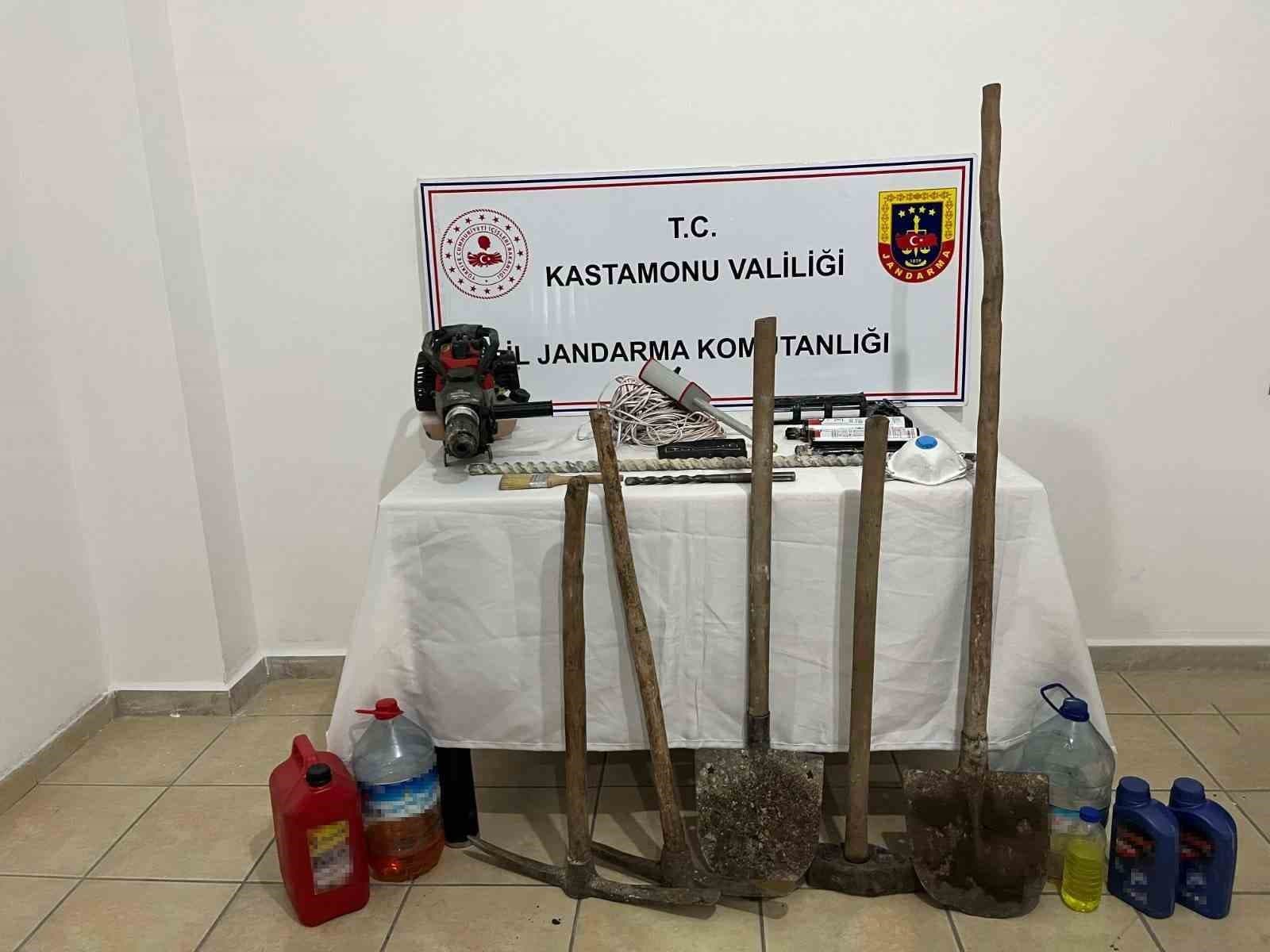 Tosya’da 5 defineciye suçüstü