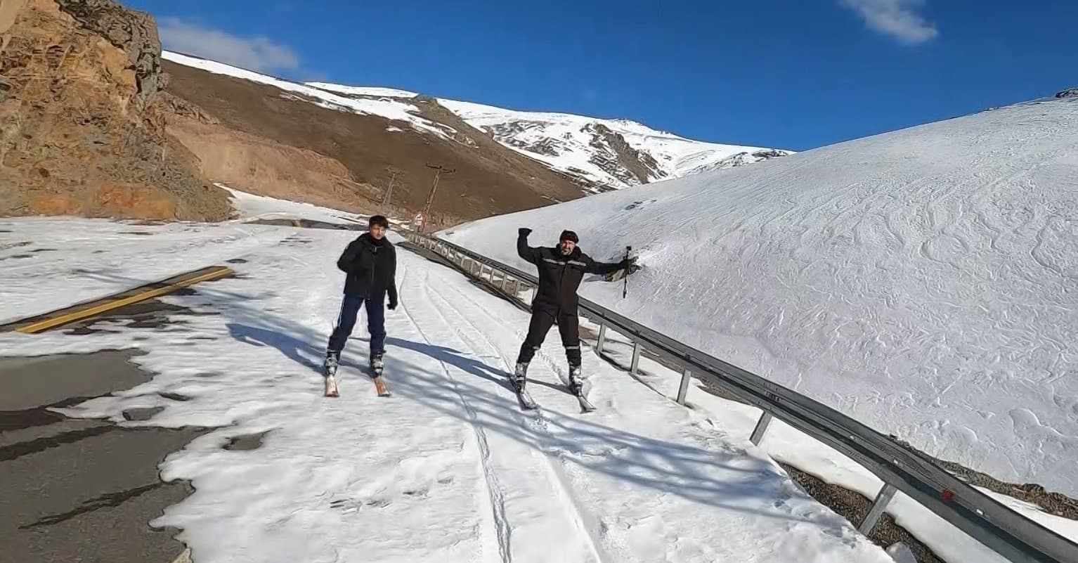 Kayak severler Eğribel’de buluştu; Eski yol kayak pisti oldu