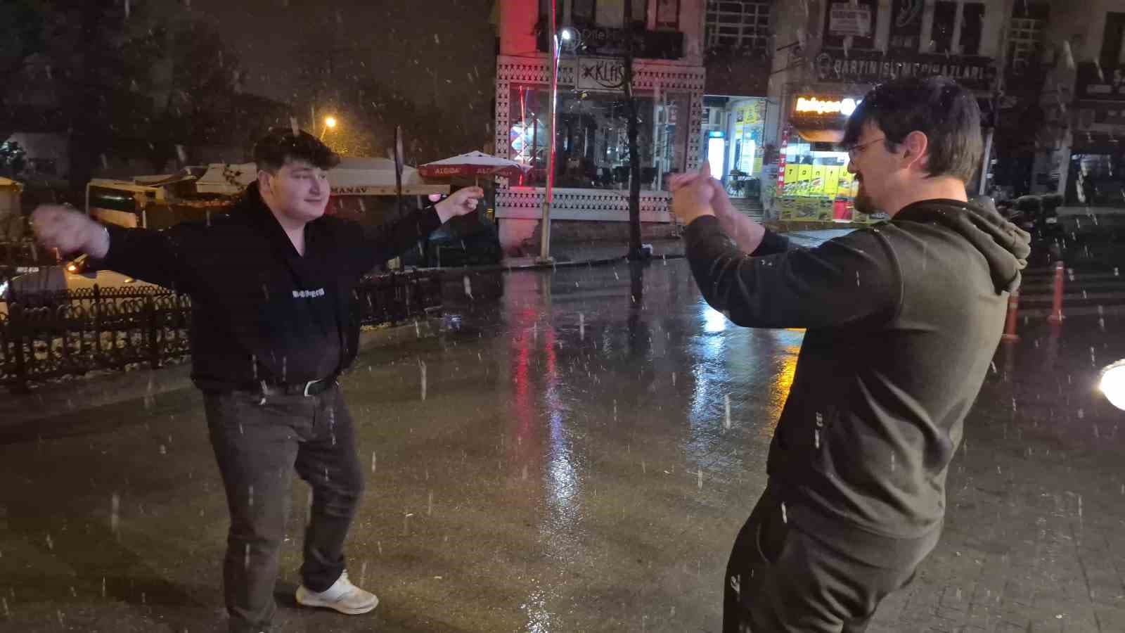 Bartın’da gençler kar yağışını çiftetelli oynayarak kutladı