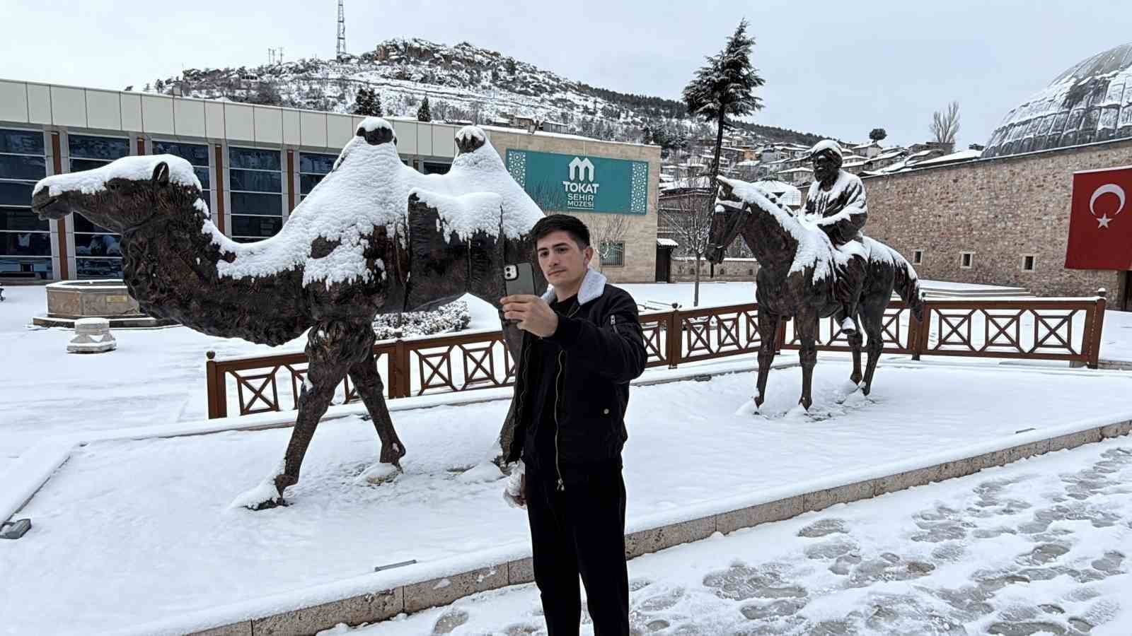 Tokat beyaza büründü, kent merkezinde kartpostallık manzaralar oluşturdu