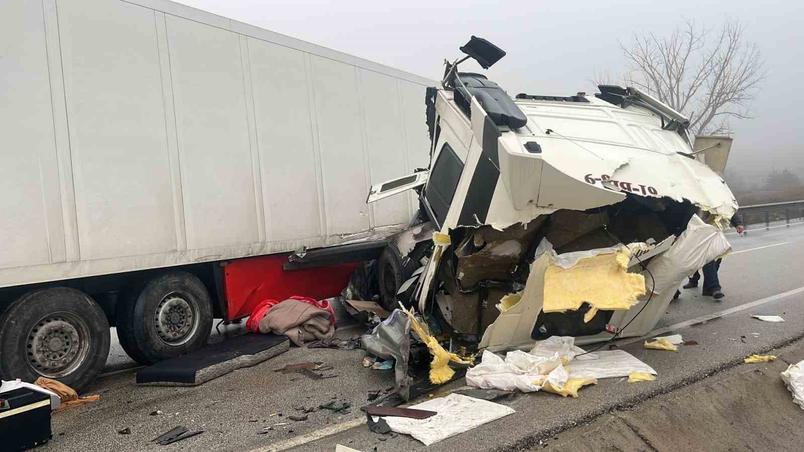 D100’de bariyerlere çarpan tırın sürücüsü yaralandı, trafik felç oldu