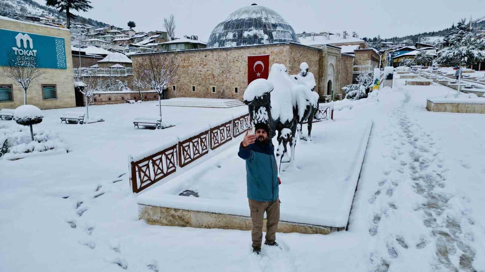 Tokat beyaz gelinliğini giydi, cadde ve sokakları sessizlik bürüdü