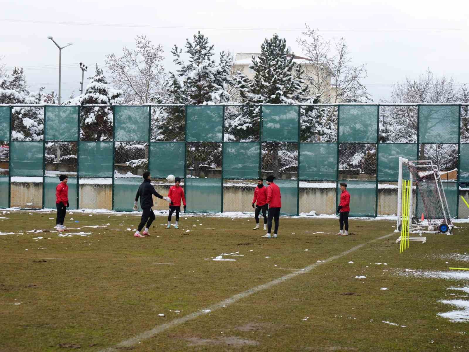 Kastamonuspor’da takımın başına geçen Ergin Keleş ilk antrenmanına çıktı