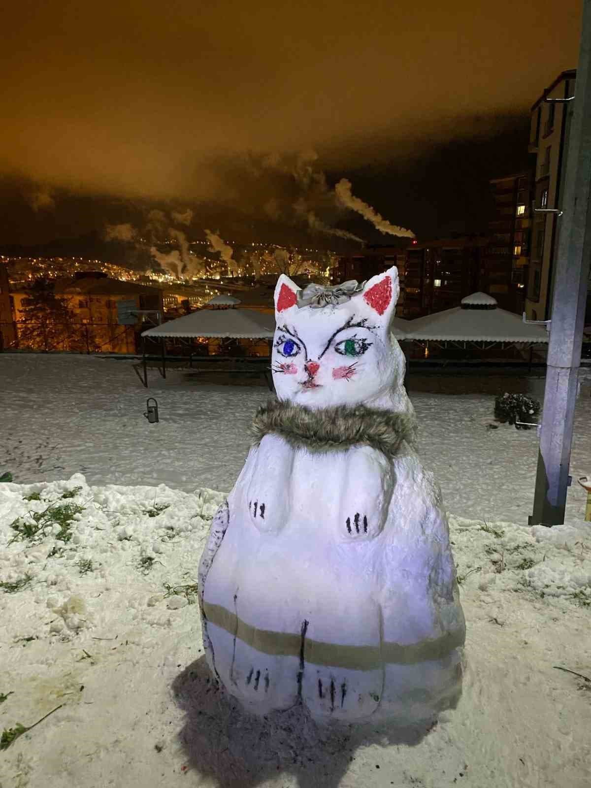 Karadeniz Ereğli’de kardan kedi yaptılar