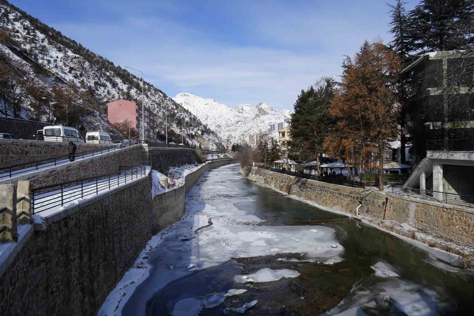 Türkiye’nin en hızlı akan çayı buz tuttu