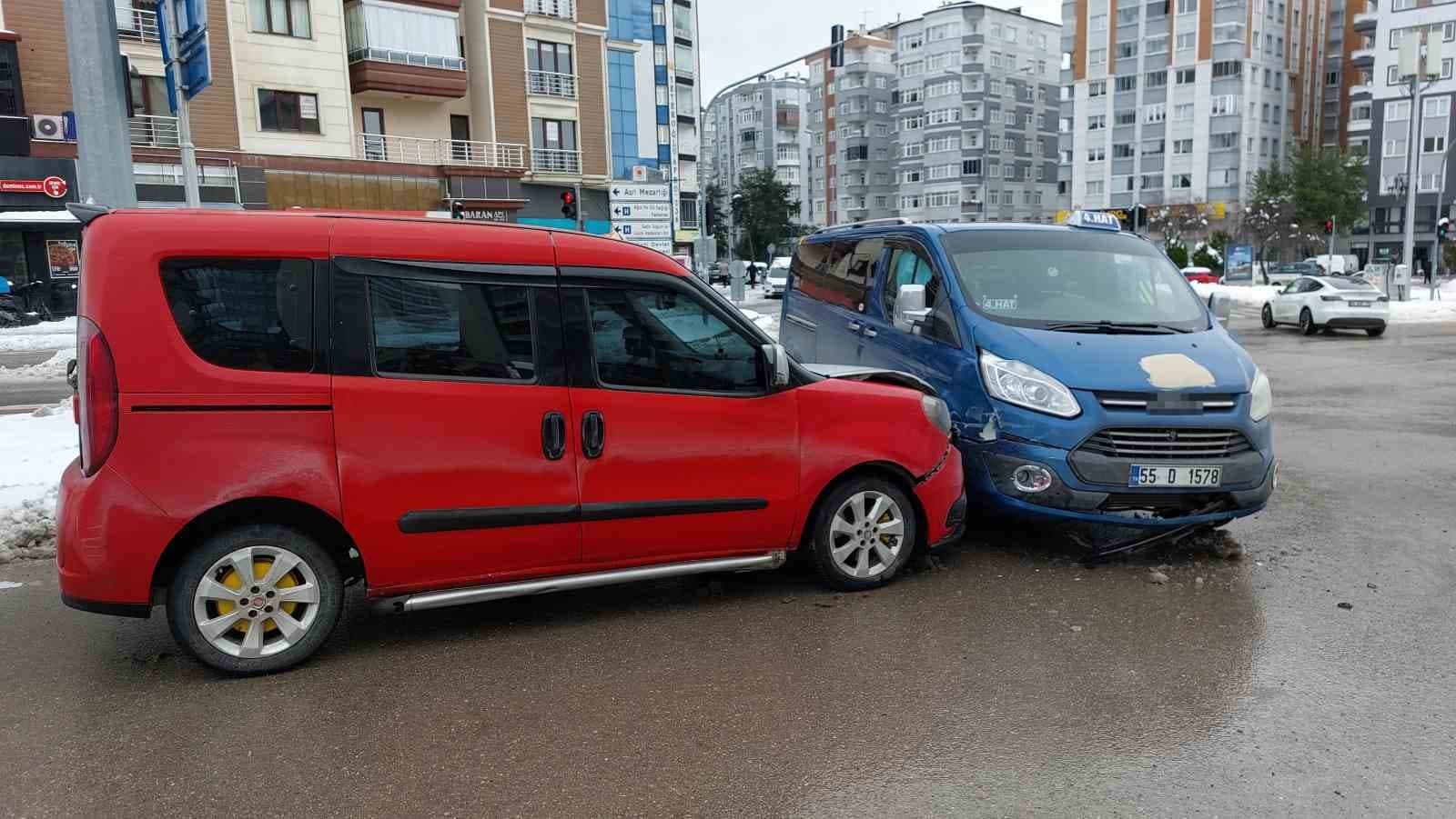 Samsun’da iki dolmuş çarpıştı: 1 yaralı