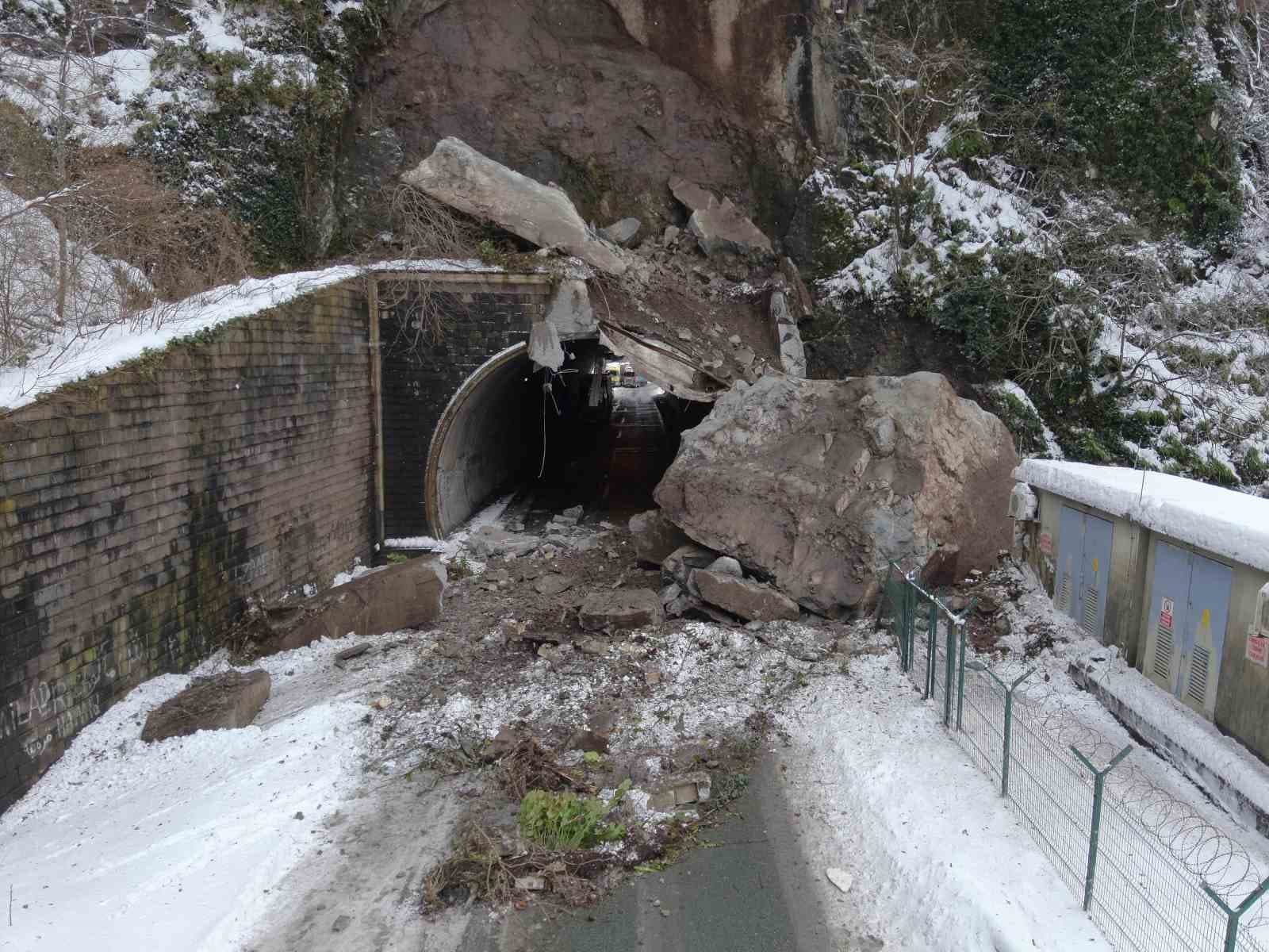 Sarp kara yolu ulaşıma kapandı ekipler çalışma başlattı