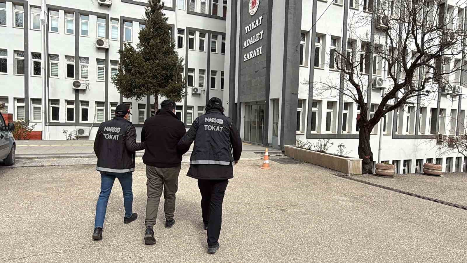 Otogarda yakalanan şüphelinin üzerinden bonzai hammaddesi çıktı