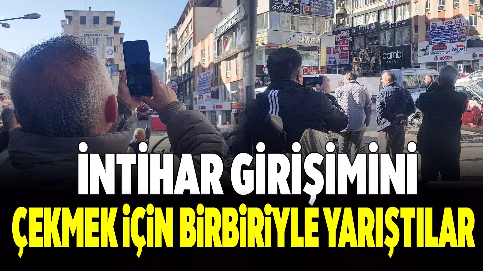 Çatıya çıkan şahsı görüntülemek için birbirleriyle yarıştılar