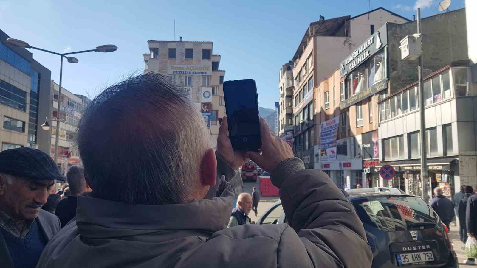 Çatıya çıkan şahsı görüntülemek için birbirleriyle yarıştılar