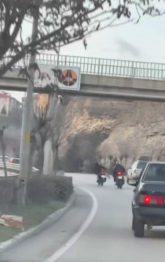 Motosikletlilerin tehlikeli yolculukları pes dedirtti