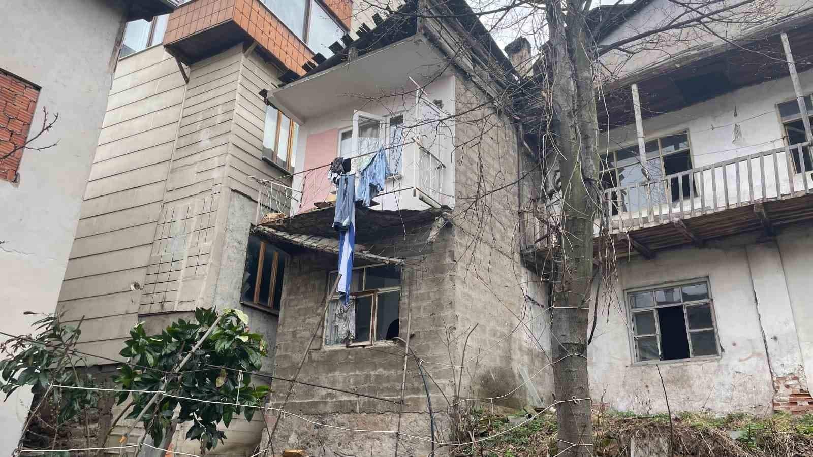 Artvin’de çamaşır asmaya çıktığı balkon çökünce yaralandı