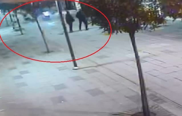 Trafiğe kapalı yolda sokak köpeklerinden kaçan motosiklet sürücüsü yayaya çarptı: 1 ağır yaralı