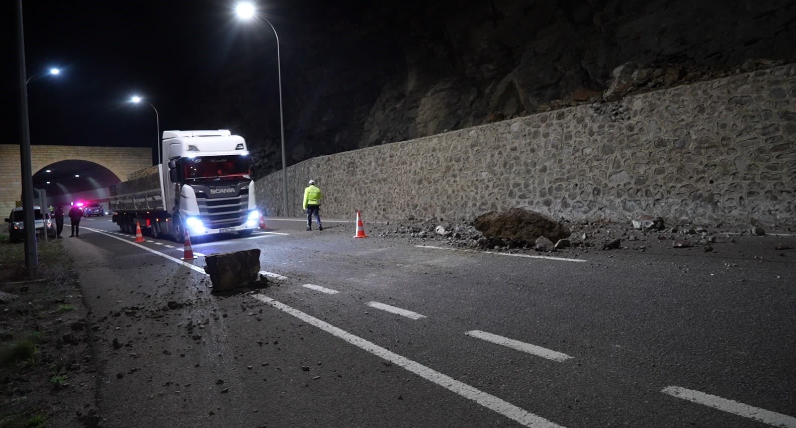 Gümüşhane’de meydana gelen heyelanda dev kayalar yola savruldu