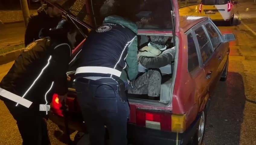 Amasya’da otomobilde 6 kaçak göçmen yakalandı