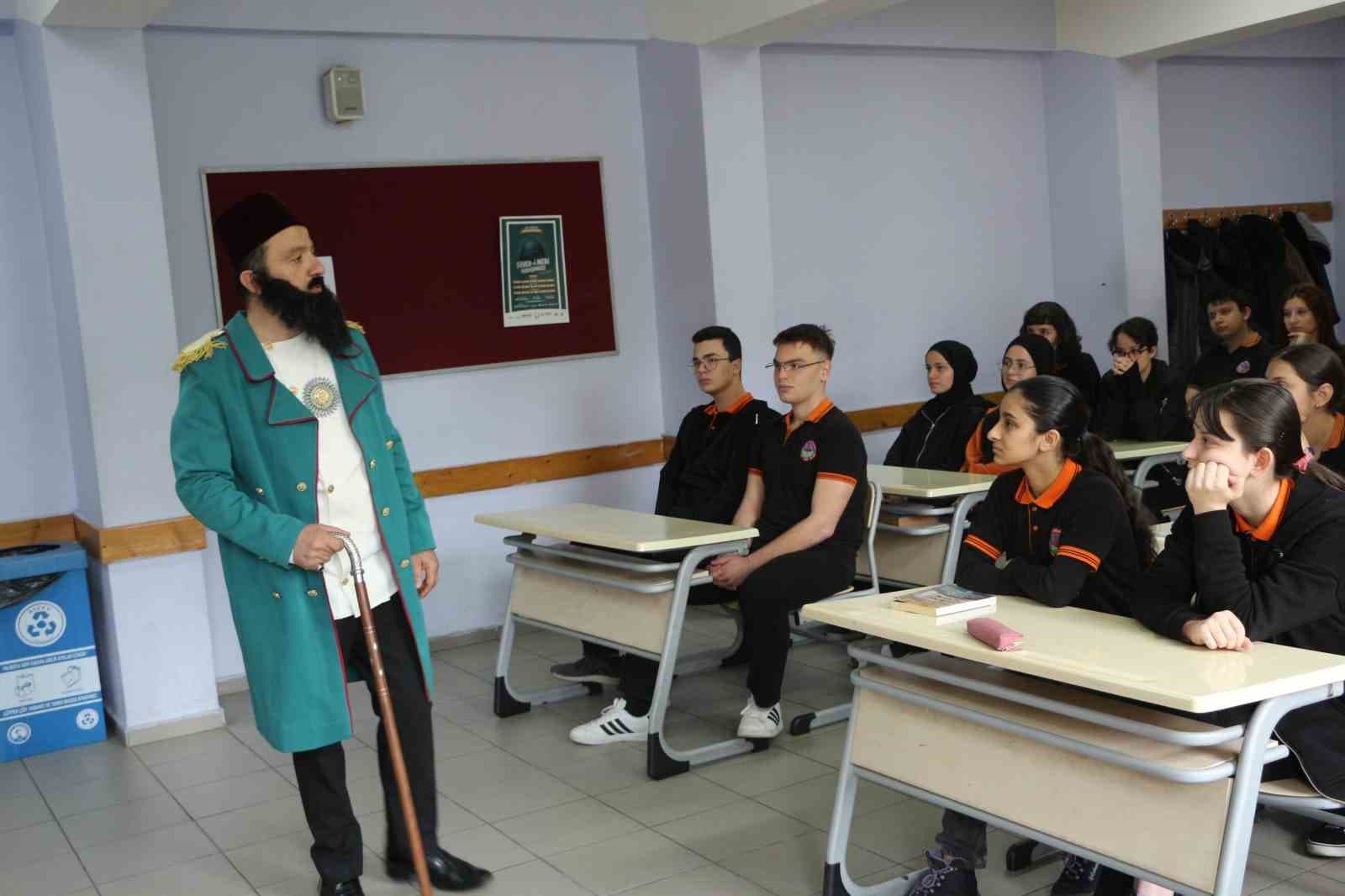 Tarihi karakterleri sınıfta öğrencileriyle buluşturuyor