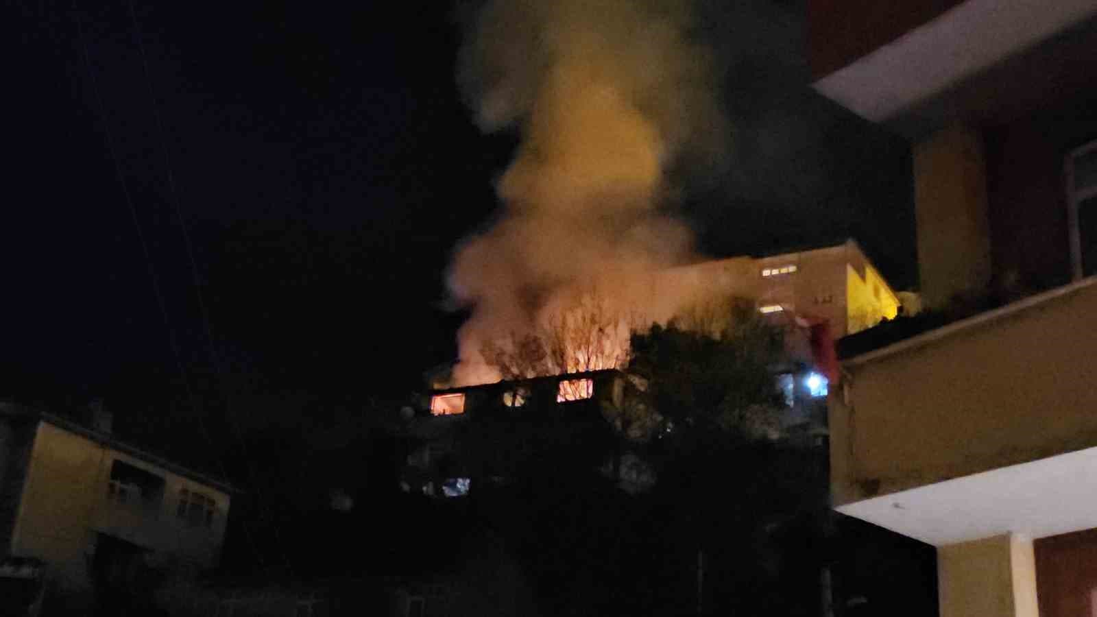 2 katlı binada çıkan yangın, yanında bulunan 3 katlı binaya sıçradı: 1 ölü