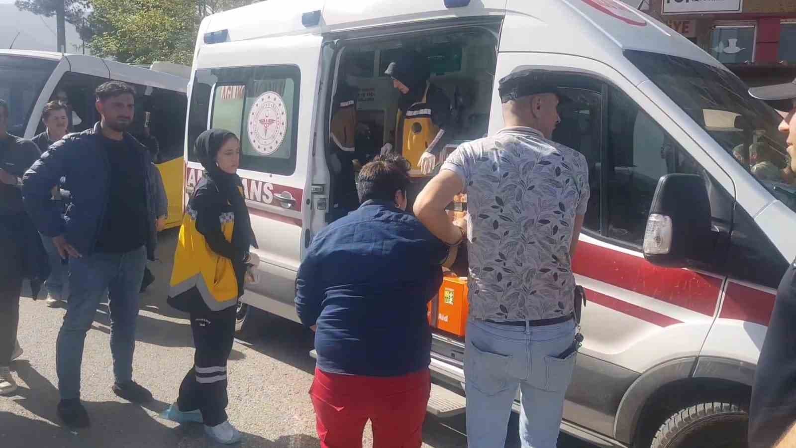 Birbirlerine taş, duba ve bıçakla saldırdılar: Kavga anı kamerada