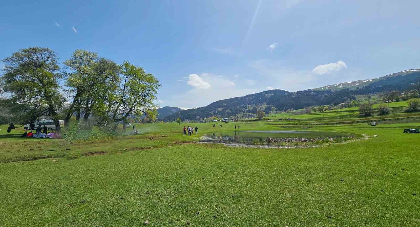 Artvin’in Ardanuç ilçesindeki Tosunlu Gölü doğaseverlerin ilgi odağı oldu