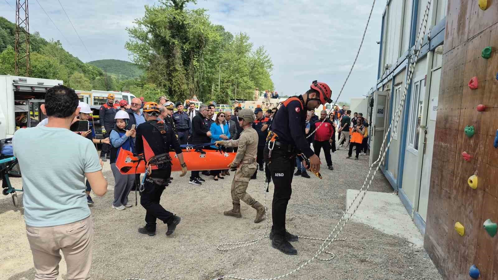 Bartın’da yeni açılan AFAD Eğitim Merkezi’ndeki tatbikat gerçeğini aratmadı