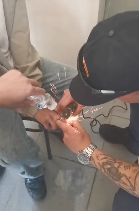Öğrencinin parmağına sıkışan yüzüğü itfaiye ekipleri keserek çıkardı