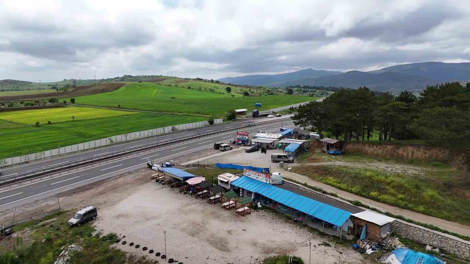 Kemikli Rampaları’ndaki barakalar hem trafik güvenliğini tehdit ediyor hem de mesire alanını engelliyor