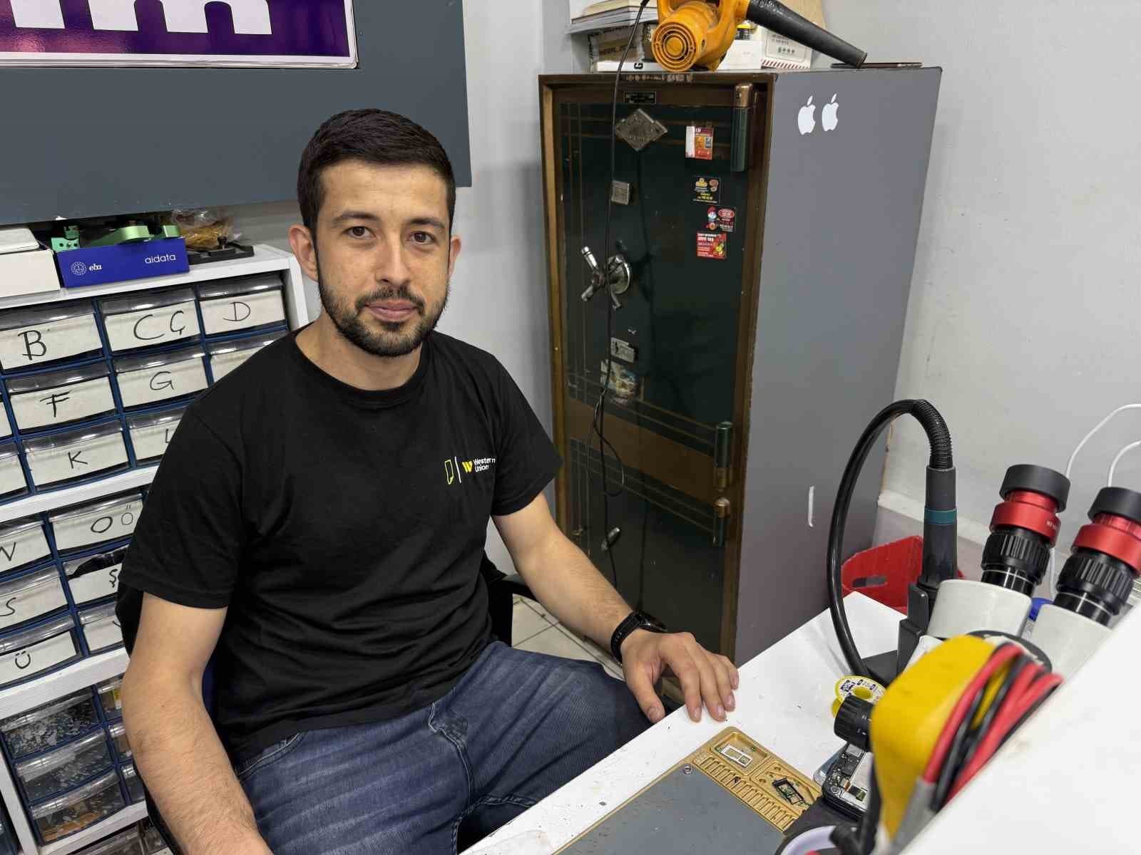 Duman çıkan bataryaları suyla söndürmeye çalıştı