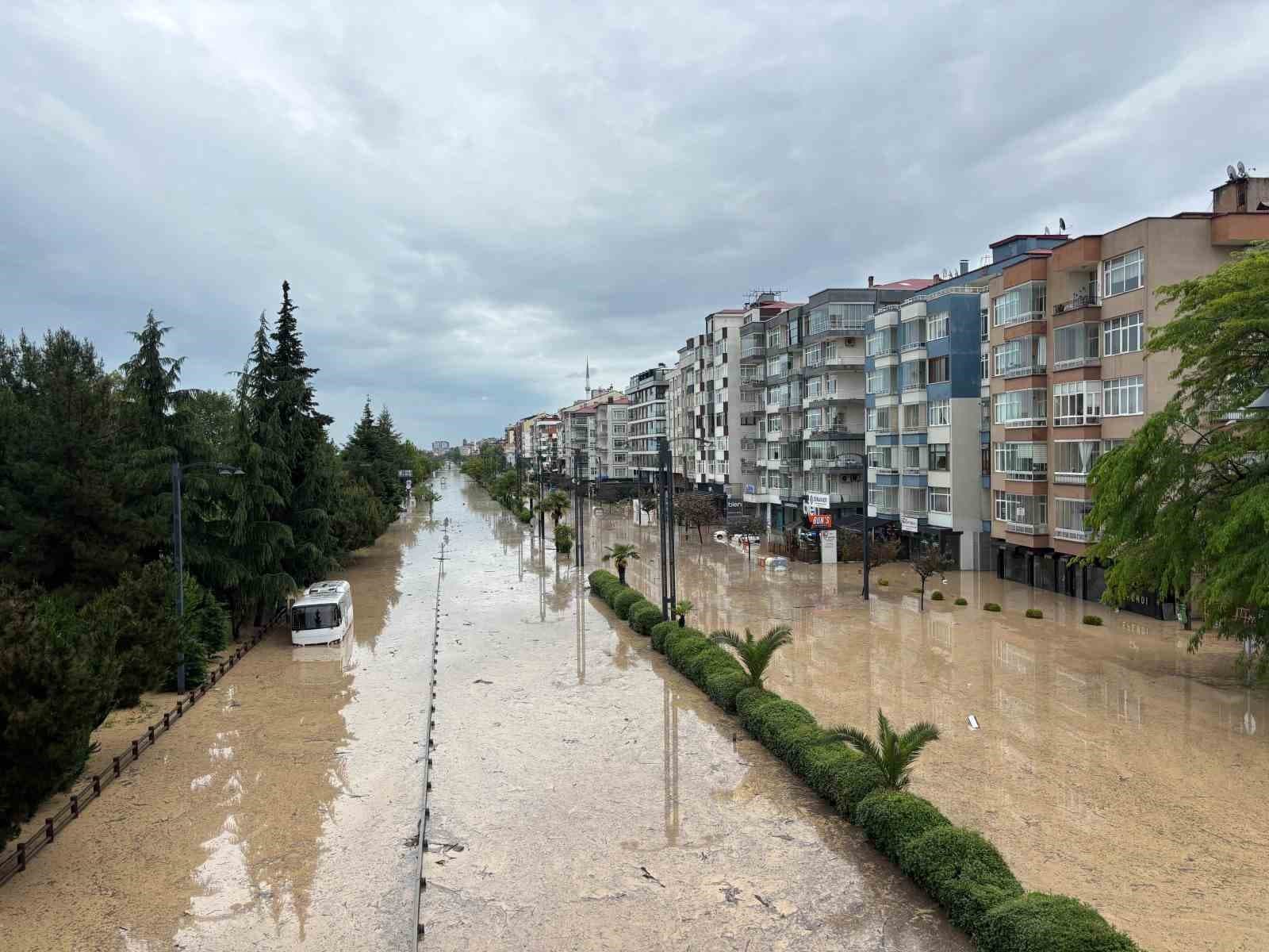 Trabzon’da eski devlet sahil yolu sular altında