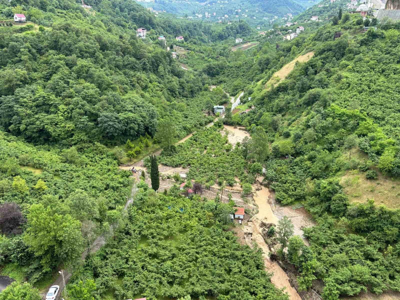 Toklu Deresi taştı, eski devlet sahil yolu sular altında kaldı