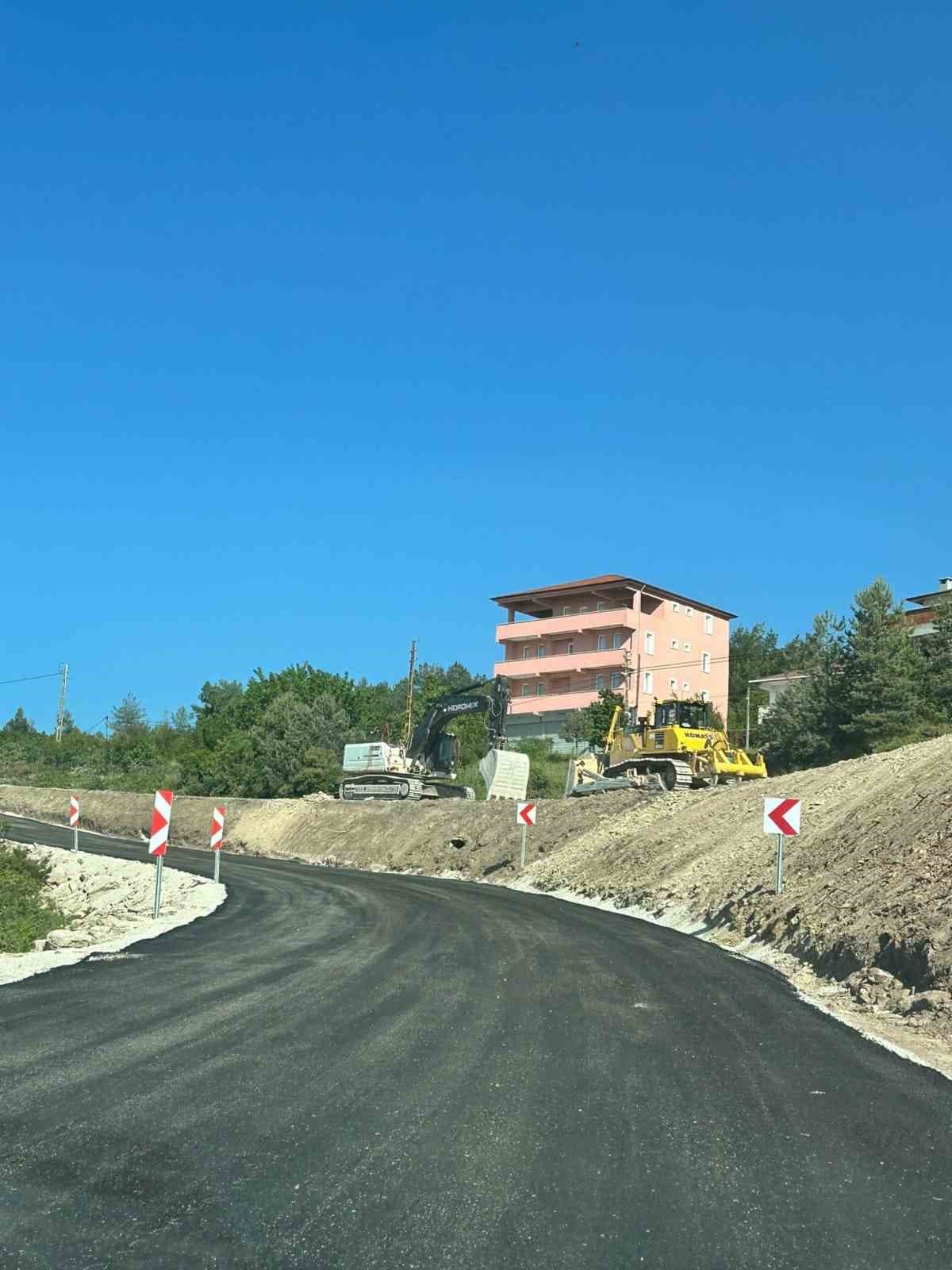 Kastamonu’da heyelan sebebiyle ulaşıma kapanan yol ulaşıma açıldı