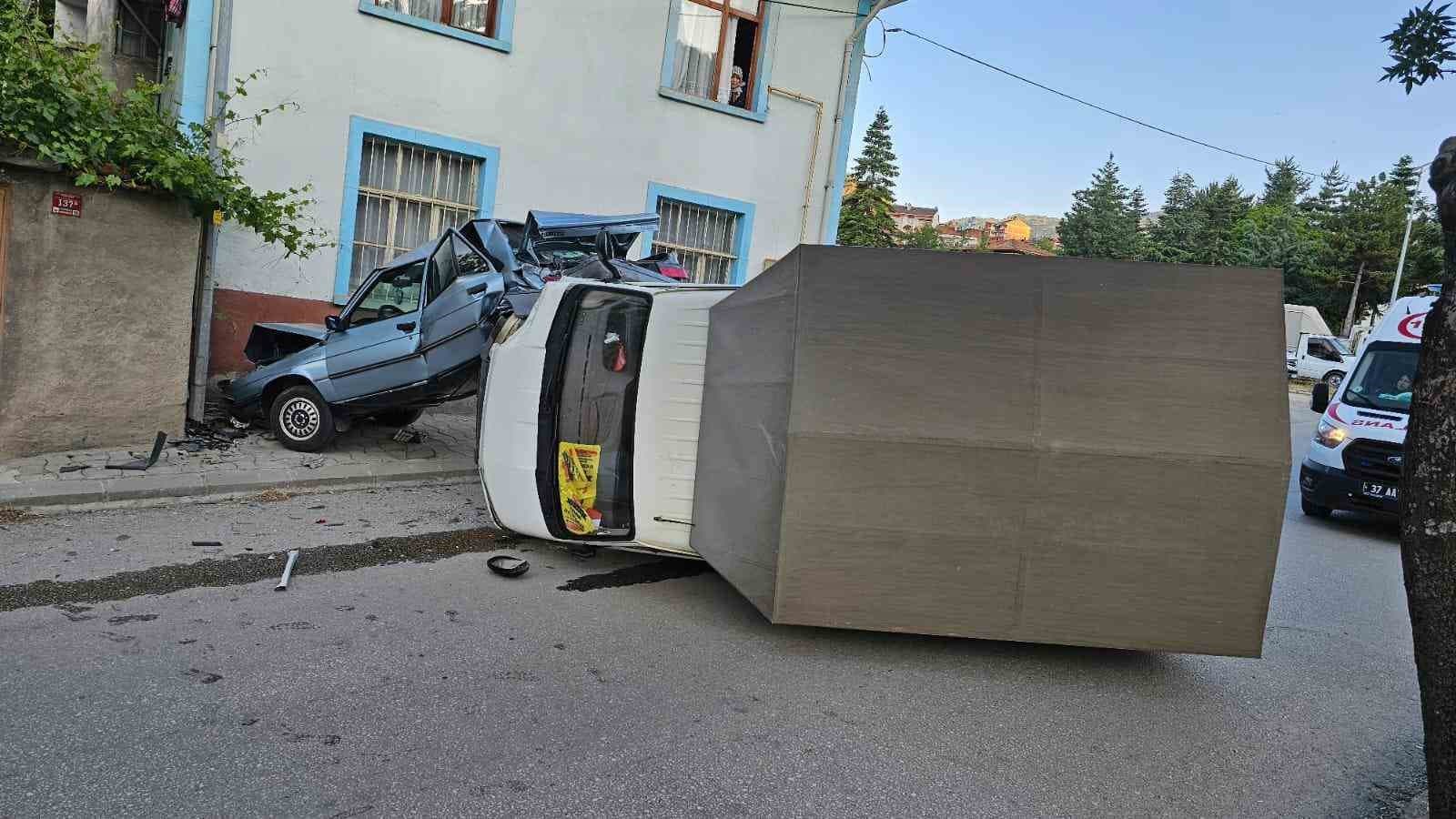 Kastamonu’da kamyonet park halindeki otomobile çarptı: 1 yaralı