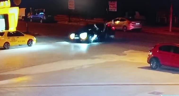 Motosiklet sürücüsü takla atıp otomobilin üzerine düştü... O anlar kamerada