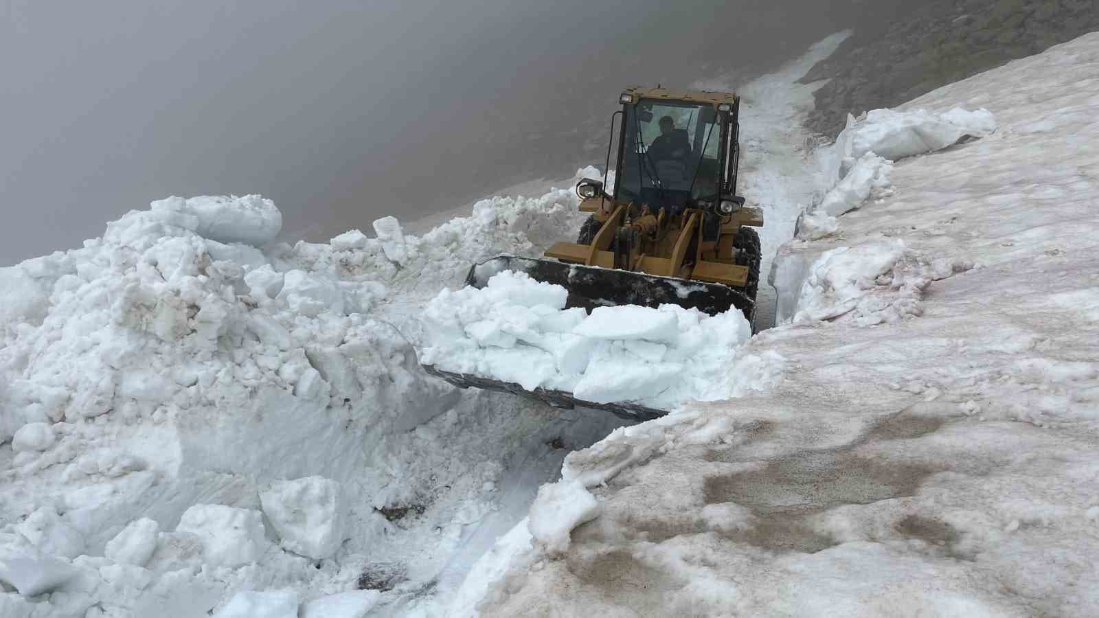 Rize’nin yayla yollarında Haziran’da kar temizliği