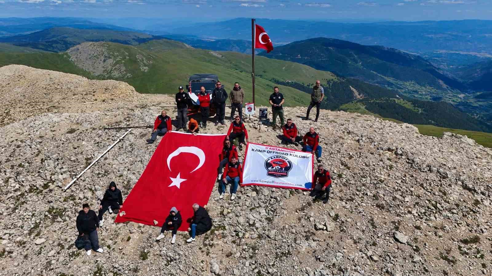 Off-road tutkunları 2 bin 587 rakımlı zirvedeki Türk bayrağını değiştirdi