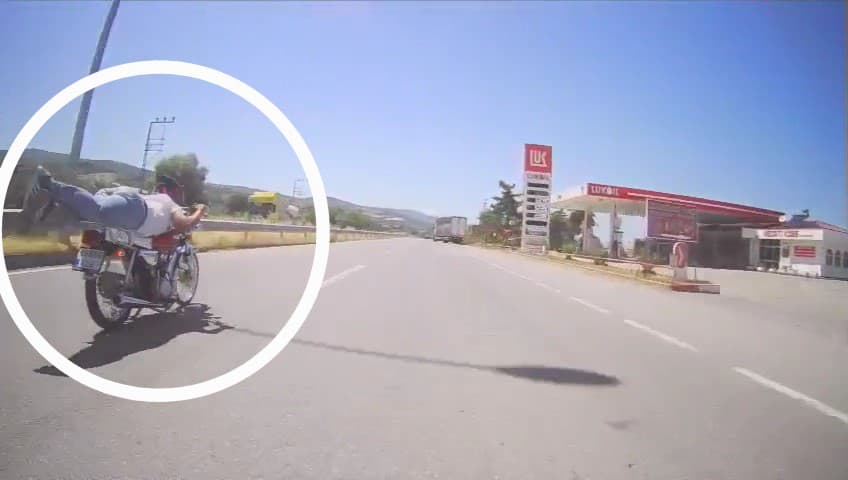 Motosikletin üzerine yatan sürücü araç kameralarına yansıyınca ceza yedi