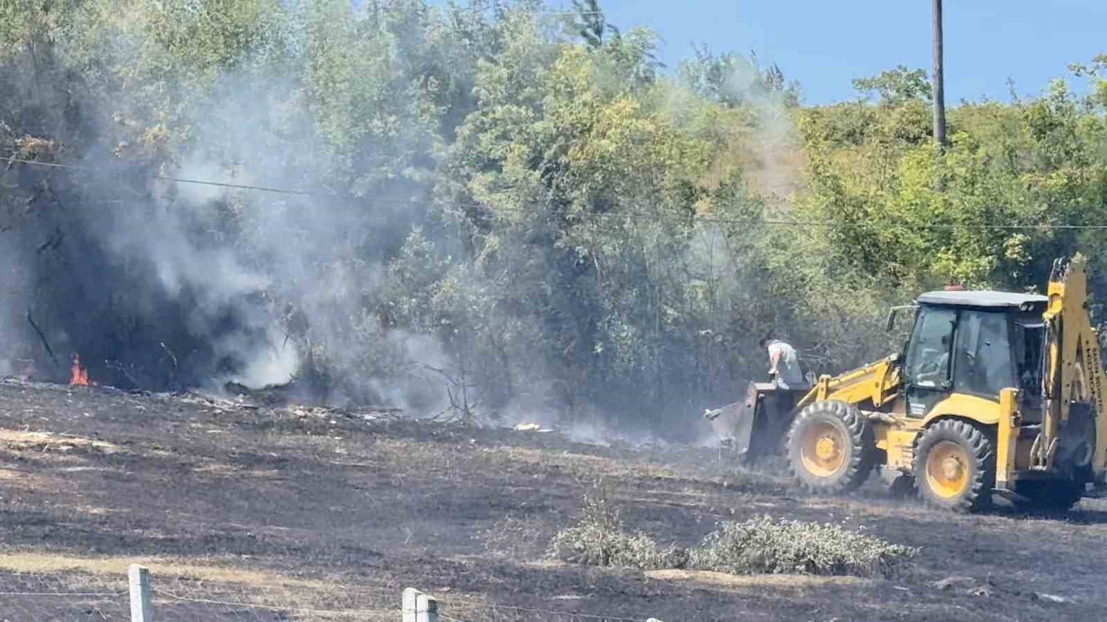 Anız yangını ormana sıçramadan söndürüldü