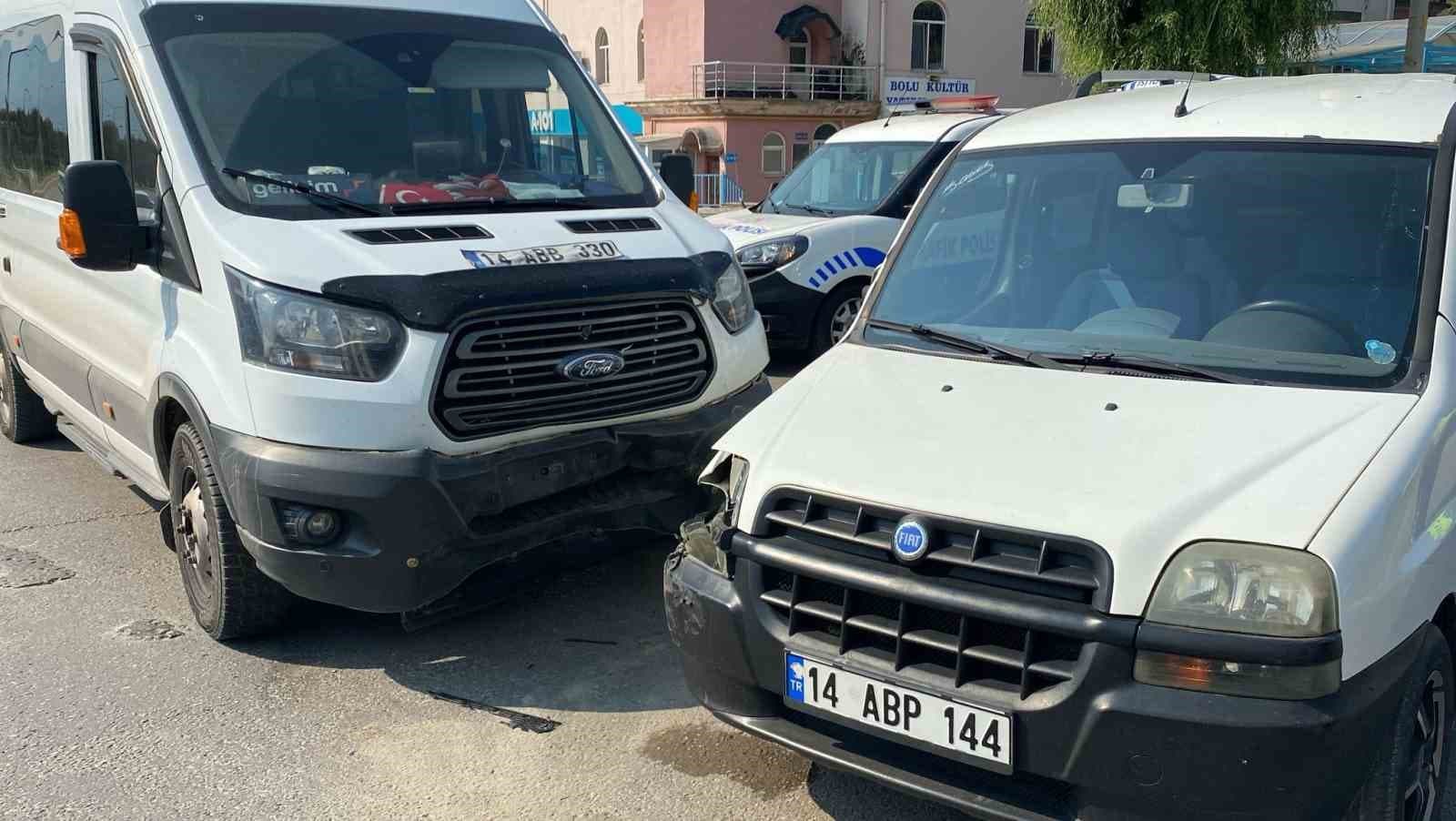 Bolu’da minibüs ile hafif ticari araç çarpıştı