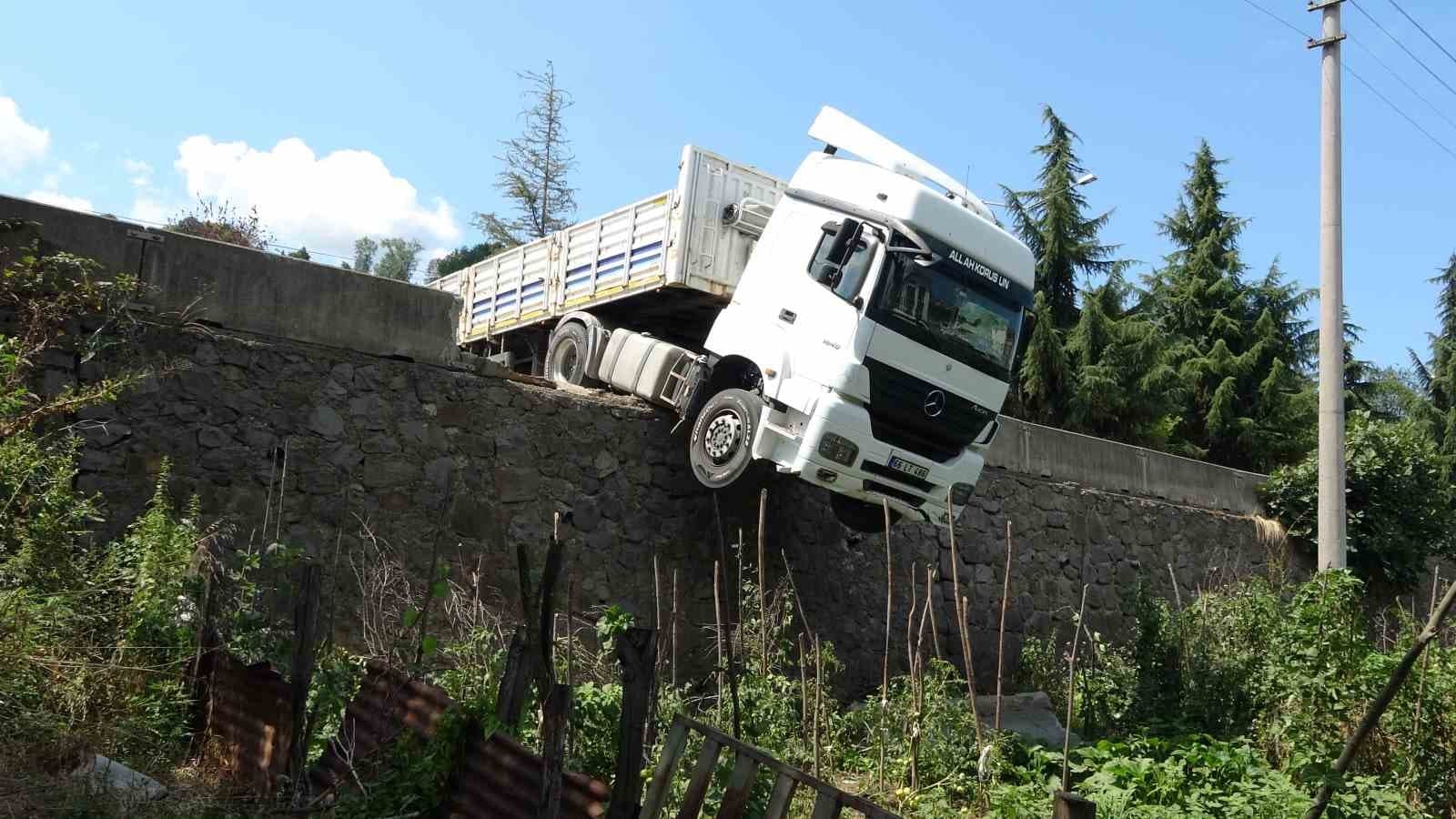 Freni boşalan tır yola sürüklendi, istinat duvarında asılı kaldı