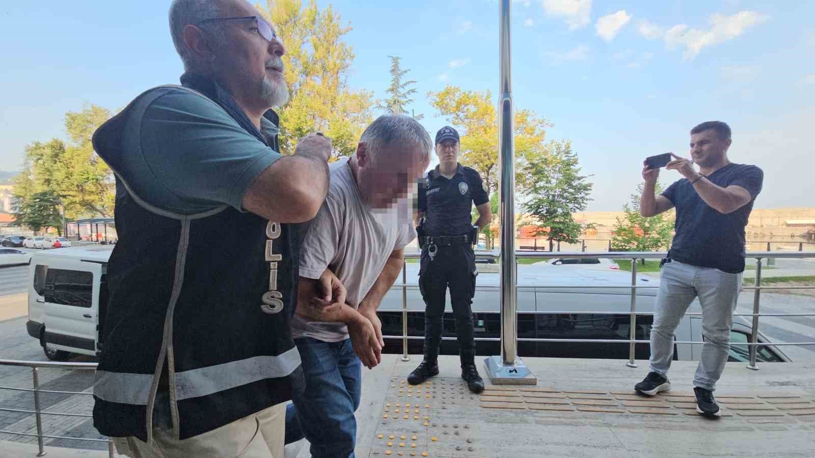 İlçe merkezinde dedektörle define ararken polise yakalandılar