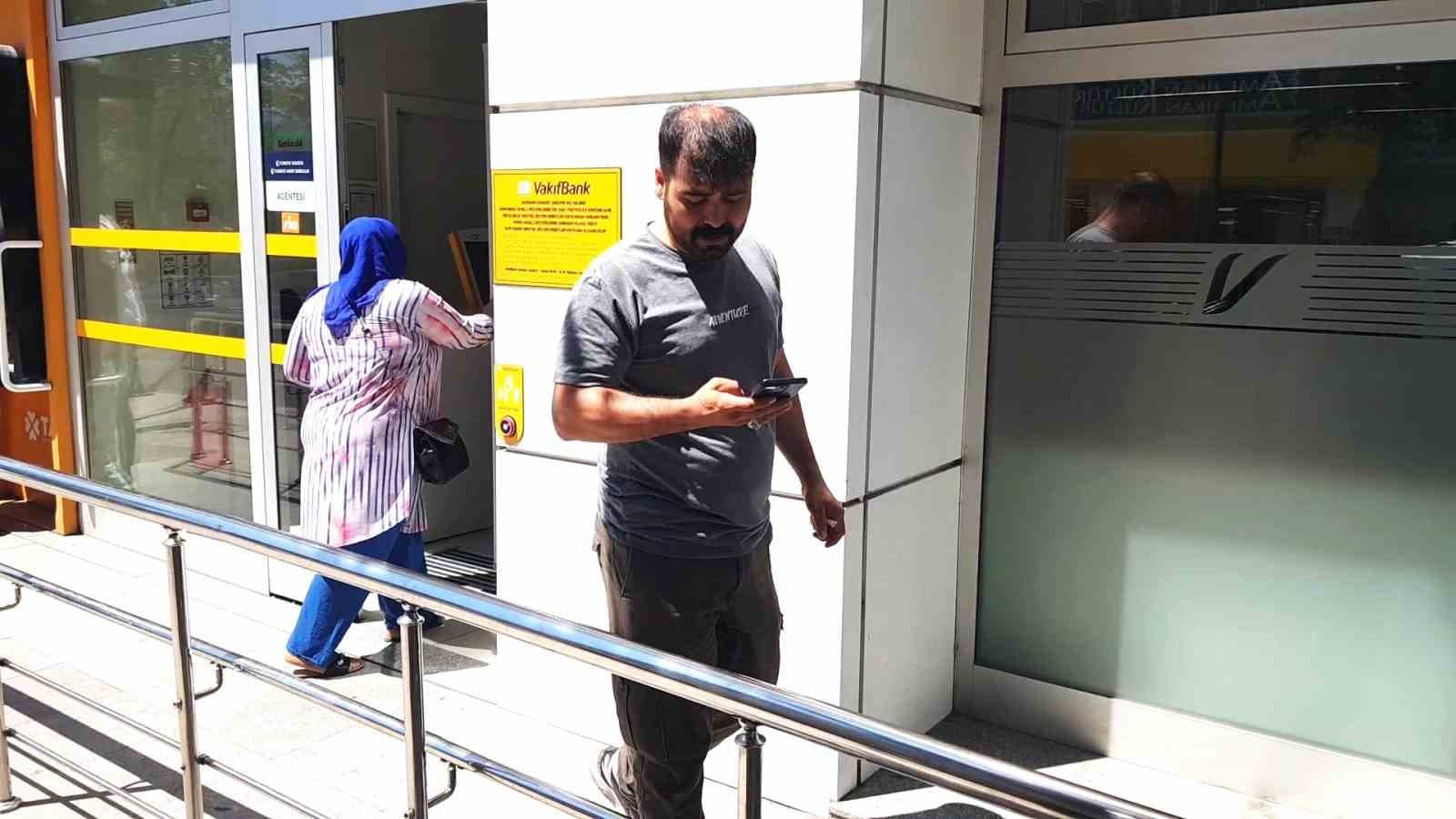 Kendisini arayan ’sahte polise’ inandı, bin 500 dolarından oldu