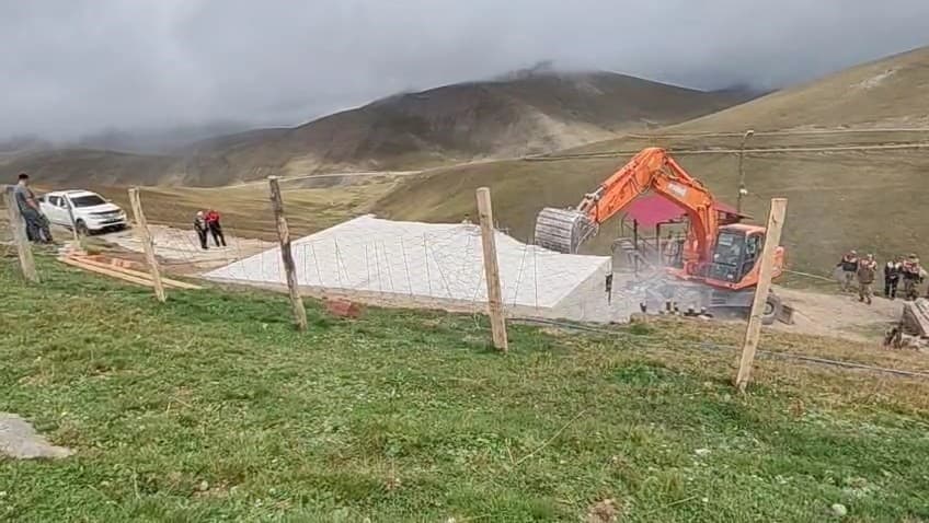 Gümüşhane yaylalarında kaçak yapıların yıkımı kararlılıkla sürüyor
