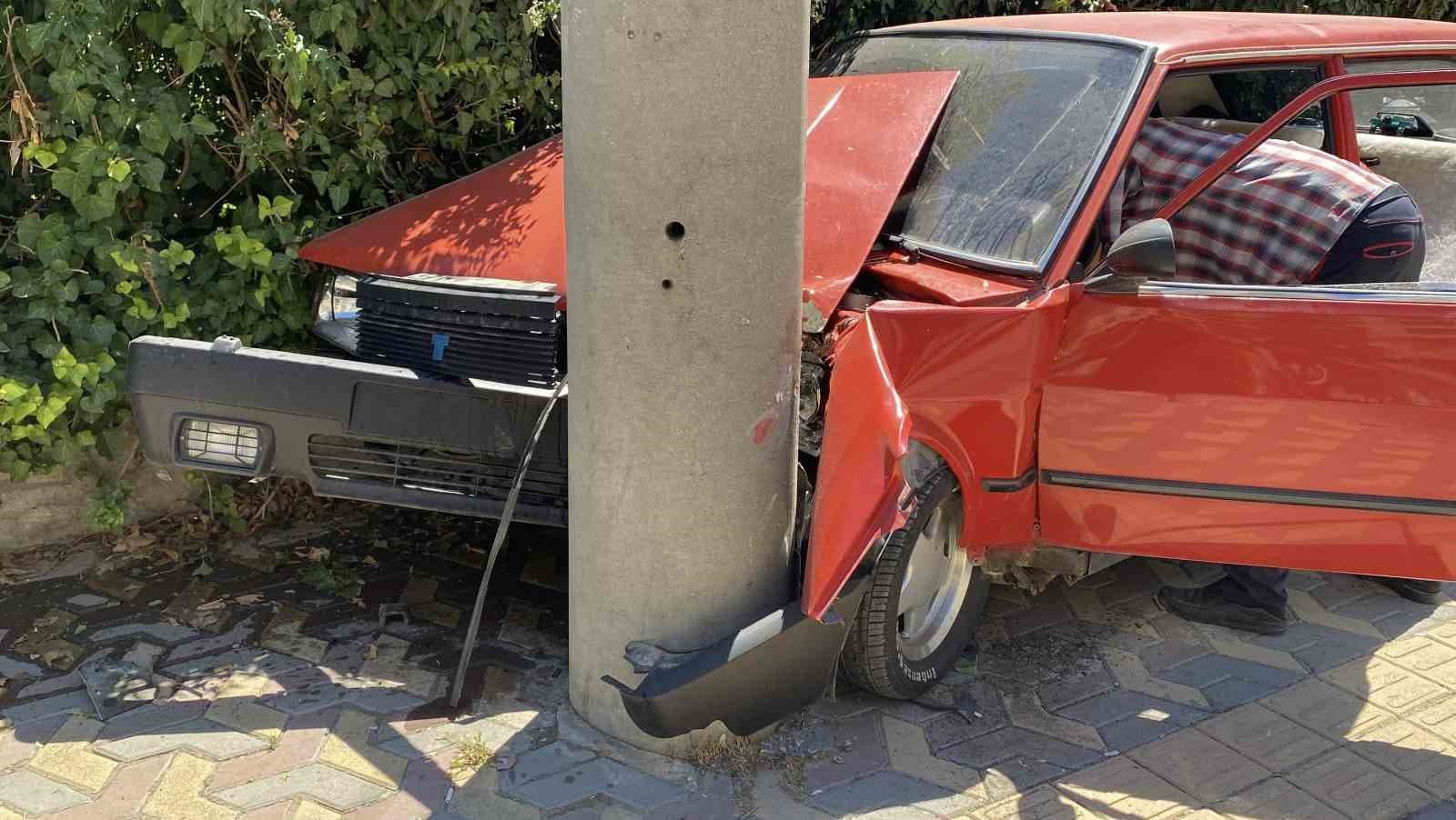 Fiat Tofaş otomobil önce araca, ardında beton direğe çarptı: 1 yaralı