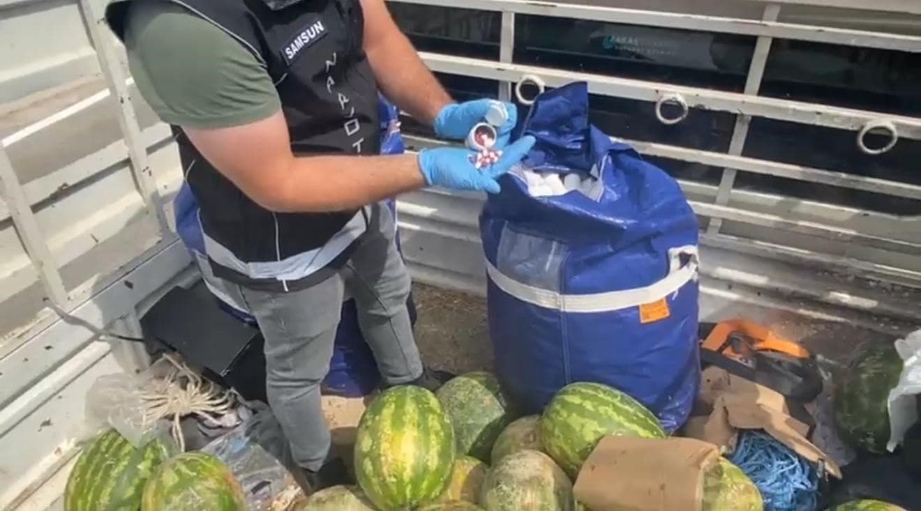 Karpuz yüklü kamyonette 110 bin uyuşturucu hap ele geçirildi