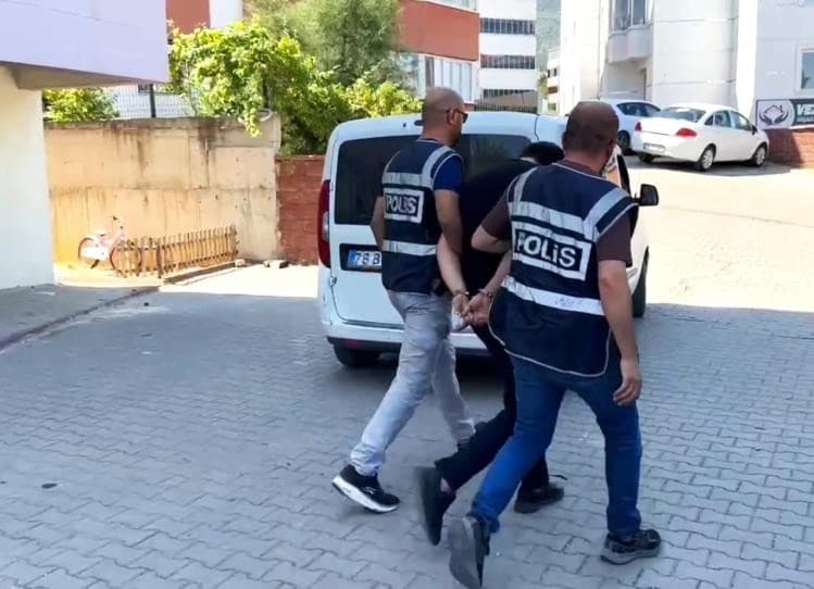 Kendini jandarma olarak tanıtan dolandırıcı tutuklandı